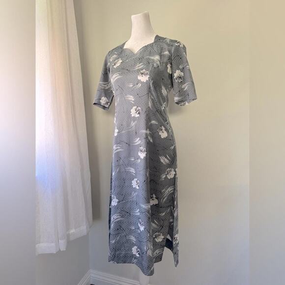 Vintage ‘70s Gray & White Floral Print Short Sleeve Midi Dress w/ Side Slits - Picture 5 of 8